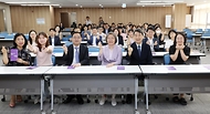 이주호 사회부총리 겸 교육부 장관이 9일 정부세종청사에서 ‘딥페이크 등 디지털 성범죄 예방 및 대응’을 주제 열린 이수정 교수의 특강에서 참석자들과 기념 촬영을 하고 있다.