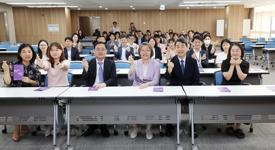 이주호 사회부총리 겸 교육부 장관이 9일 정부세종청사에서 ‘딥페이크 등 디지털 성범죄 예방 및 대응’을 주제 열린 이수정 교수의 특강에서 참석자들과 기념 촬영을 하고 있다.