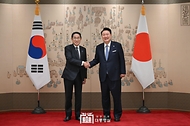 윤석열 대통령이 6일 서울 용산 대통령실에서 한일 정상회담을 위해 방한한 기시다 후미오(Kishida Fumio) 일본 총리와 악수하며 기념 촬영을 하고 있다.