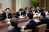 윤석열 대통령이 6일 서울 용산 대통령실에서 열린 한일 확대 정상회담에서 발언하고 있다.