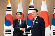 윤석열 대통령이 6일 서울 용산 대통령실에서 열린 한일 확대 정상회담에서 기시다 후미오(Kishida Fumio) 일본 총리와 악수하고 있다.