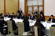 윤석열 대통령과 김건희 여사가 6일 청와대 본관에서 방한한 기시다 후미오(Kishida Fumio) 일본 총리, 유코 여사와 함께 만찬을 하며 환담하고 있다.