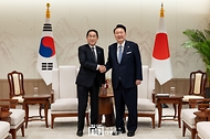 윤석열 대통령이 6일 서울 용산 대통령실에서 열린 한일 소인수 회담에서 기시다 후미오(Kishida Fumio) 일본 총리와 악수하고 있다. 