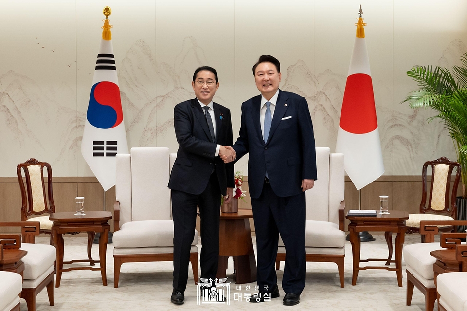 윤석열 대통령이 6일 서울 용산 대통령실에서 열린 한일 소인수 회담에서 기시다 후미오(Kishida Fumio) 일본 총리와 악수하고 있다. 