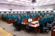 한덕수 국무총리가 6일 서울 종로구 정부서울청사 별관에서 열린 ‘2024년 을지연습 사후강평회의’에서 중앙행정기관장, 시도지사, 참여기관장 등 참석자들과 국기에 경례하고 있다.