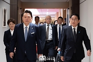 윤석열 대통령이 6일 서울 용산 대통령실 청사에서 방한한 기시다 후미오(Kishida Fumio) 일본 총리와 한일 정상회담을 위해 이동하고 있다.