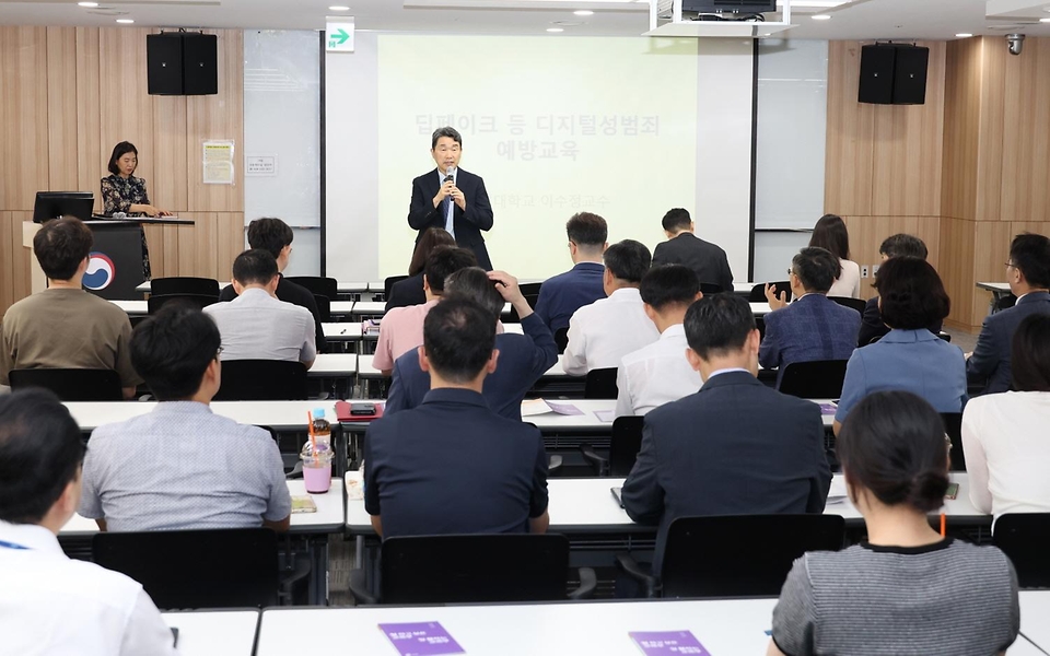 이주호 사회부총리 겸 교육부 장관이 9일 정부세종청사에서 ‘딥페이크 등 디지털 성범죄 예방 및 대응’을 주제 열린 이수정 교수의 특강에서 발언하고 있다.