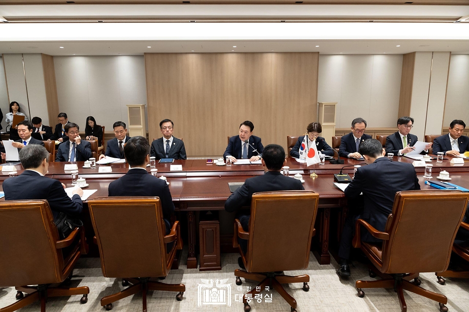 윤석열 대통령이 6일 서울 용산 대통령실에서 열린 한일 확대 정상회담에서 발언하고 있다.