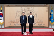 윤석열 대통령이 6일 서울 용산 대통령실 청사에서 장호진 대통령 외교안보특별보좌관에게 임명장을 수여한 뒤 기념 촬영을 하고 있다. 