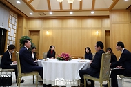 윤석열 대통령과 김건희 여사가 6일 청와대 본관에서 방한한 기시다 후미오(Kishida Fumio) 일본 총리, 유코 여사와 함께 만찬을 하며 차담을 나누고 있다.