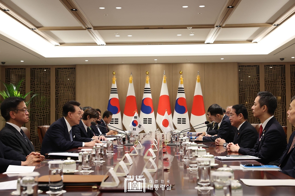 윤석열 대통령이 6일 서울 용산 대통령실에서 열린 한일 확대 정상회담에서 발언하고 있다.