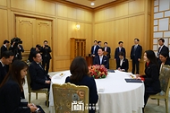 윤석열 대통령과 김건희 여사가 6일 청와대 본관에서 방한한 기시다 후미오(Kishida Fumio) 일본 총리, 유코 여사와 함께 만찬을 하며 차담을 나누고 있다.