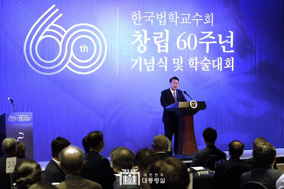 윤석열 대통령이 6일 서울 중구 더플라자호텔에서 열린 ‘한국법학교수회 창립 60주년 기념식 및 학술대회’에서 축사를 하고 있다.