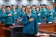 한덕수 국무총리가 6일 서울 종로구 정부서울청사 별관에서 열린 ‘2024년 을지연습 사후강평회의’에서 중앙행정기관장, 시도지사, 참여기관장 등 참석자들과 국기에 경례하고 있다.
