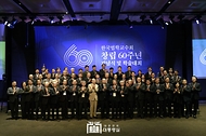 윤석열 대통령이 6일 서울 중구 더플라자호텔에서 열린 ‘한국법학교수회 창립 60주년 기념식 및 학술대회’에서 한국법학교수회 회장인 조홍식 서울대 법학전문대학원 교수, 송상현 서울대 명예교수 등 참석자들과 기념 촬영을 하고 있다. 
