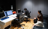 김건희 여사와 기시다 유코 여사가 6일 서울 시내의 한 K-pop 엔터테인먼트사를 방문해 녹음실에서 녹음 중인 프로듀서의 작업을 지켜보고 있다.