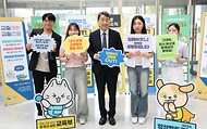 이주호 사회부총리 겸 교육부 장관이 9일 정부세종청사에서 열린 ‘양성평등 인식 개선 및 갑질 예방 캠페인’에 참여, 함께 일하고 싶은 교육부를 만들기 위한 다짐과 소통의 포토존에서 직원들과 함께 포즈를 취하고 있다. 