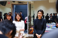 김건희 여사와 기시다 유코 여사가 6일 서울 시내의 한 K-pop 엔터테인먼트사를 방문해 일본 데뷔를 준비하는 연습생들의 안무를 관람한 뒤 격려하고 있다.