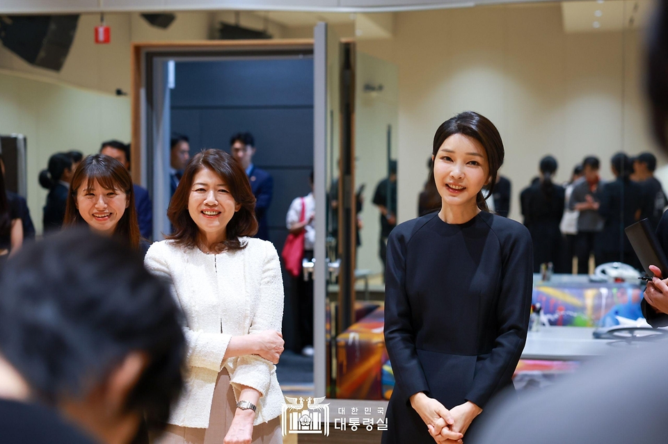 김건희 여사와 기시다 유코 여사가 6일 서울 시내의 한 K-pop 엔터테인먼트사를 방문해 일본 데뷔를 준비하는 연습생들의 안무를 관람한 뒤 격려하고 있다.