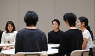 김건희 여사와 기시다 유코 여사가 6일 서울 시내의 한 K-pop 엔터테인먼트사를 방문해 연습생, 아티스트 및 총괄 매니저와 간담회를 하고 있다. 윤석열 대통령과 기시다 후미오 일본 총리의 한일 정상회담에 맞춰 두 여사는 친교 일정으로 ‘한국과 일본을 잇는 K-pop 현장 방문’을 함께 했다. 
