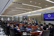 윤석열 대통령이 10일 서울 용산 대통령실 청사에서 열린 ‘제39회 국무회의’를 주재하며 발언하고 있다.