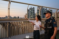 김건희 여사가 10일 ‘세계 자살 예방의 날’을 맞아 서울 마포대교에서 마포경찰서 용강지구대 근무자와 함께 도보 순찰을 하고 있다.