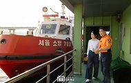 김건희 여사가 10일 ‘세계 자살 예방의 날’을 맞아 광진구 119특수구조단 뚝섬수난구조대에서 구조 보트에 대한 설명을 듣고 있다.