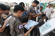 10일 서울 용산구 전쟁기념관에서 열린  ‘국민과 함께하는 제대군인 취업·창업 박람회’에서 군 장병들이 취업 관련 안내문을 살펴보고 있다. 