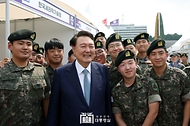 윤석열 대통령이 10일 서울 용산구 전쟁기념관에서 열린 ‘제대군인 취·창업 박람회’를 방문해 장병들과 기념 촬영을 하고 있다.