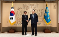윤석열 대통령이 11일 서울 용산 대통령실 청사에서 훈 센(Hun Sen) 캄보디아 상원의장을 맞아 악수하며 기념 촬영을 하고 있다.