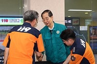 한덕수 국무총리가 추석 연휴를 앞둔 13일 충북 청주시 충북소방본부 119구급상황관리센터를 방문해 소방대원들을 격려하고 있다.