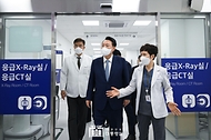 윤석열 대통령이 13일 서울 중랑구 서울의료원 권역응급의료센터를 찾아 박현경 서울의료원 권역응급의료센터장으로부터 센터에 대한 설명을 듣고 있다. 