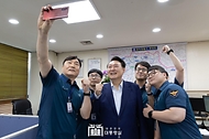 윤석열 대통령이 추석 연휴 기간인 15일 서울 관악경찰서를 방문해 당직 근무 중인 경찰관들을 격려한 뒤 함께 셀카를 촬영하고 있다.