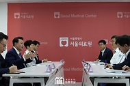 윤석열 대통령이 13일 서울 중랑구 서울의료원 권역응급의료센터를 찾아 이현석 서울의료원장 등 의료진과 면담을 하고 있다.