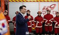 윤석열 대통령이 추석 연휴인 15일 서울 강서소방서를 방문해 근무 중인 소방관들을 격려하고 있다.