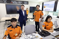 윤석열 대통령이 추석 연휴인 15일 서울 강서소방서를 방문, 이원석 강서소방서장으로부터 현황 보고를 받으며 대화하고 있다.