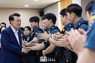 윤석열 대통령이 추석 연휴 기간인 15일 서울 관악경찰서를 방문해 당직 근무 중인 경찰관들을 격려하고 있다. 