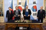 윤석열 대통령과 페트르 파벨(Petr Pavel) 체코 대통령이 19일(현지시간) 체코 프라하성에서 열린 한·체코 간 우크라이나 재건 관련 개발 협력과 인도적 지원 등 분야 MOU 체결식에서 조태열 외교부 장관과 얀 리파브스키(Jan Lipavsky) 체코 외교장관이 서명식을 진행하는 동안 임석하고 있다. 