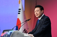 윤석열 대통령이 20일(현지시간) 체코 프라하 시내 한 호텔에서 열린 ‘한-체코 비즈니스 포럼’에서 기조연설을 하고 있다.
