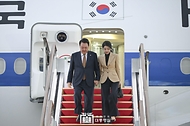 윤석열 대통령과 김건희 여사가 22일 경기도 성남시 서울공항에 체코 공식 방문을 마치고 귀국했다.