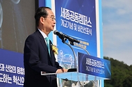 한덕수 국무총리가 25일 세종 집현동 세종공동캠퍼스 맞이광장에서 열린 개교 기념 비전 선포식에 참석, 축사 및  세리머니를 하고 있다.