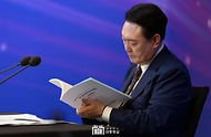 9월 26일 윤석열 대통령은 이세돌 9단과 인공지능 알파고가 8년 전 세기의 바둑 대국을 펼쳤던 서울 포시즌스 호텔에서 ‘국가인공지능위원회 출범식 및 제1차 회의’를 주재했습니다.