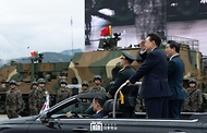 윤석열 대통령이 1일 성남 서울공항에서 건군 76주년 국군의 날 기념식을 주재했습니다.
