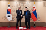 윤석열 대통령이 30일 용산 대통령실 청사에서 한국을 공식 방문 중인 ‘로베르트 피초(Robert Fico)’ 슬로바키아 총리와 정상회담을 갖고, 양국 간 협력 증진 방안과 지역 및 국제 정세에 대해 폭넓은 의견을 교환했습니다.