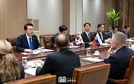 윤석열 대통령이 30일 용산 대통령실 청사에서 한국을 공식 방문 중인 ‘로베르트 피초(Robert Fico)’ 슬로바키아 총리와 정상회담을 갖고, 양국 간 협력 증진 방안과 지역 및 국제 정세에 대해 폭넓은 의견을 교환했습니다.