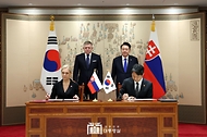 윤석열 대통령이 30일 용산 대통령실 청사에서 한국을 공식 방문 중인 ‘로베르트 피초(Robert Fico)’ 슬로바키아 총리와 정상회담을 갖고, 양국 간 협력 증진 방안과 지역 및 국제 정세에 대해 폭넓은 의견을 교환했습니다.