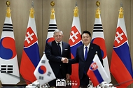 윤석열 대통령이 30일 용산 대통령실 청사에서 한국을 공식 방문 중인 ‘로베르트 피초(Robert Fico)’ 슬로바키아 총리와 정상회담을 갖고, 양국 간 협력 증진 방안과 지역 및 국제 정세에 대해 폭넓은 의견을 교환했습니다.
