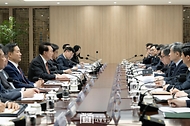 윤석열 대통령은 2일 서울 용산 대통령실에서 ‘중동 사태에 따른 긴급 경제·안보 회의’를 주재했습니다.