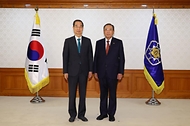 한덕수 국무총리가 2일 세종대로 정부서울청사에서 열린 차관급 임명장 수여식에서 임명장 전달 및 기념촬영을 하고 있다.