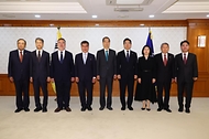 한덕수 국무총리가 2일 세종대로 정부서울청사에서 열린 차관급 임명장 수여식에서 임명장 전달 및 기념촬영을 하고 있다.